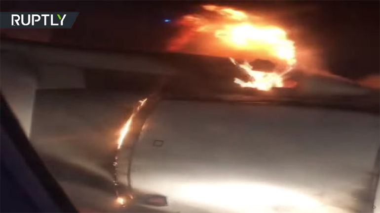 Βίντεο – σοκ: Αεροπλάνο προσγειώνεται με φλεγόμενο κινητήρα